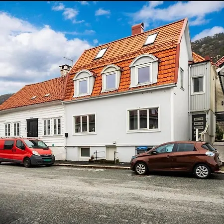 Large 1 Kilometer To Bryggen * ベルゲン